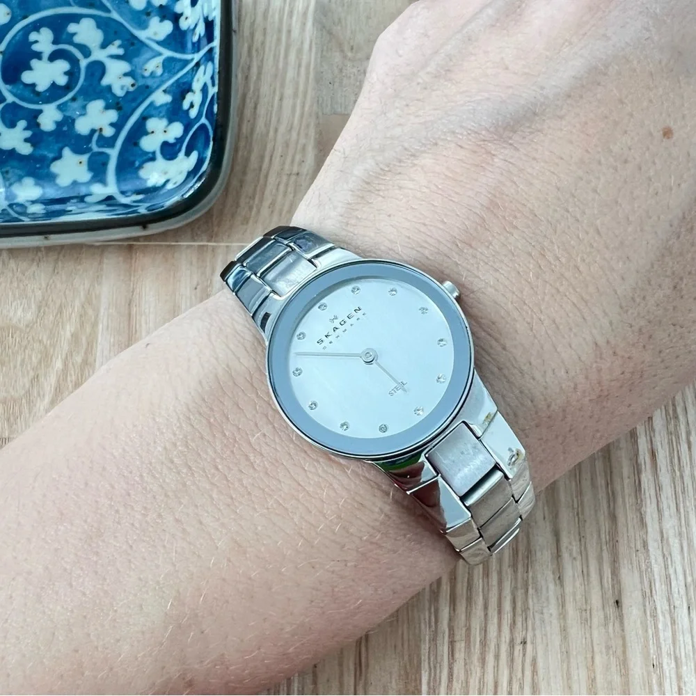 Skagen Denmark ladies silver tone bracelet dress watch NEW BATTERY